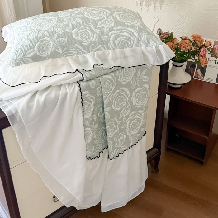 91家纺网 家纺一手货源 找家纺 吾欢心 2026新款法式凉感530克高克重PE乙纶双面大提花床裙凉席席子三件套-玫瑰庄园 组合图仅供展示不可下单