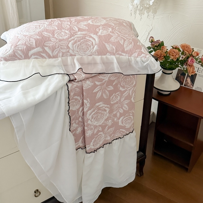 91家纺网 家纺一手货源 找家纺 吾欢心 2026新款法式凉感530克高克重PE乙纶双面大提花床裙凉席席子三件套-玫瑰庄园 组合图仅供展示不可下单
