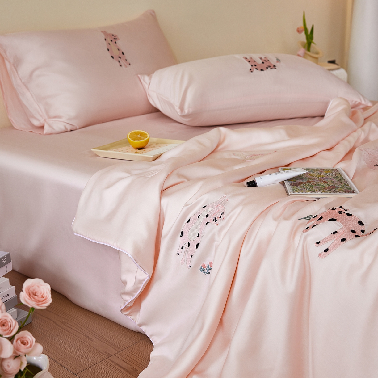 91家纺网 家纺一手货源 找家纺 （总）沐珩家纺 2026新款莱赛尔天丝绣花夏被50天丝大豆棉夏被四件套-萌神系列