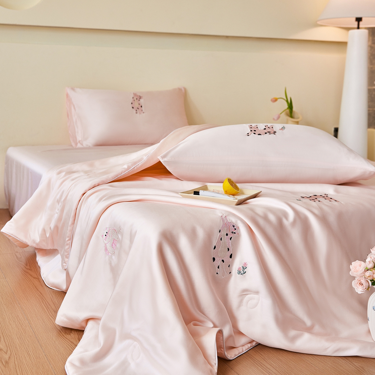 91家纺网 家纺一手货源 找家纺 （总）沐珩家纺 2026新款莱赛尔天丝绣花夏被50天丝大豆棉夏被四件套-萌神系列