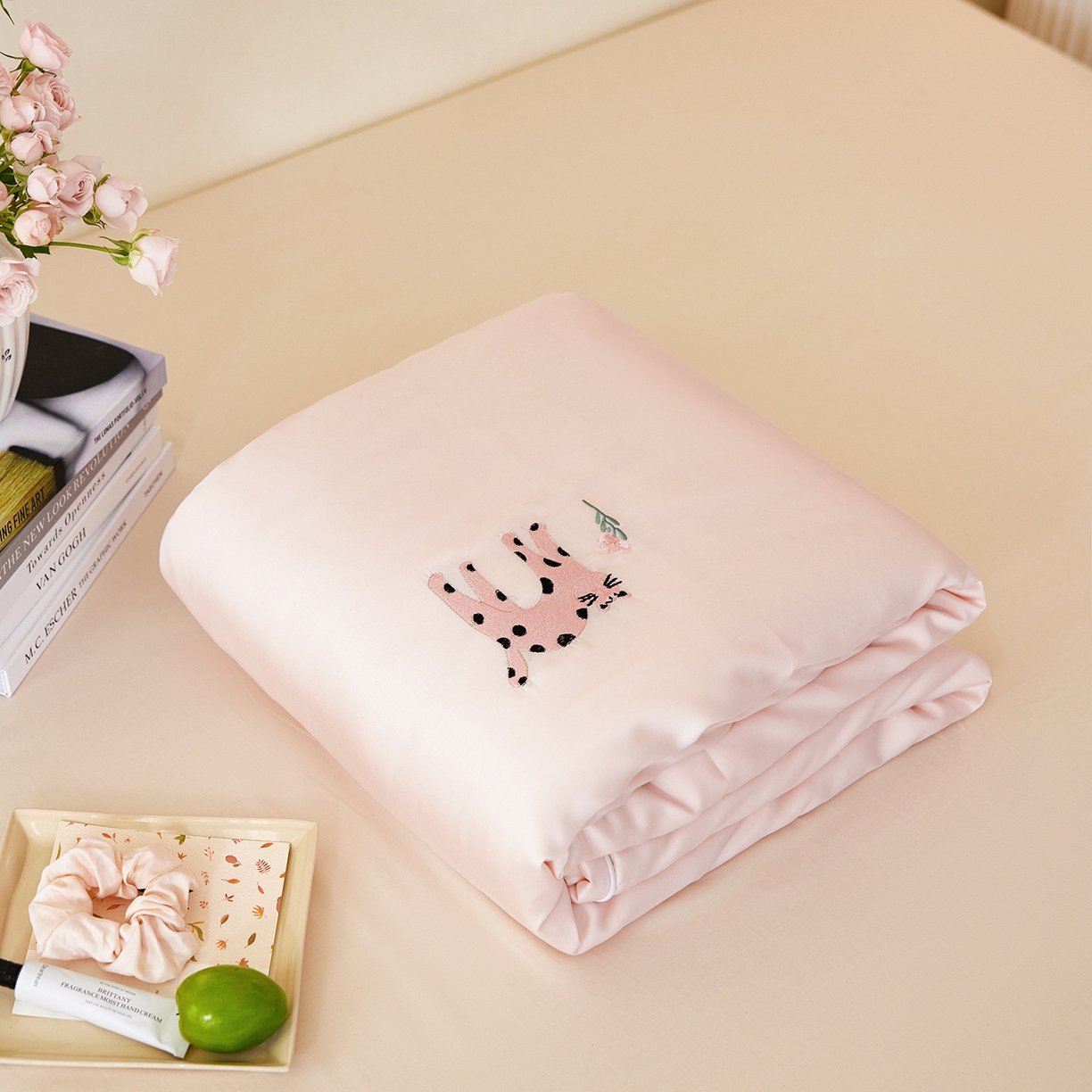 91家纺网 家纺一手货源 找家纺 （总）沐珩家纺 2026新款莱赛尔天丝绣花夏被50天丝大豆棉夏被四件套-萌神系列