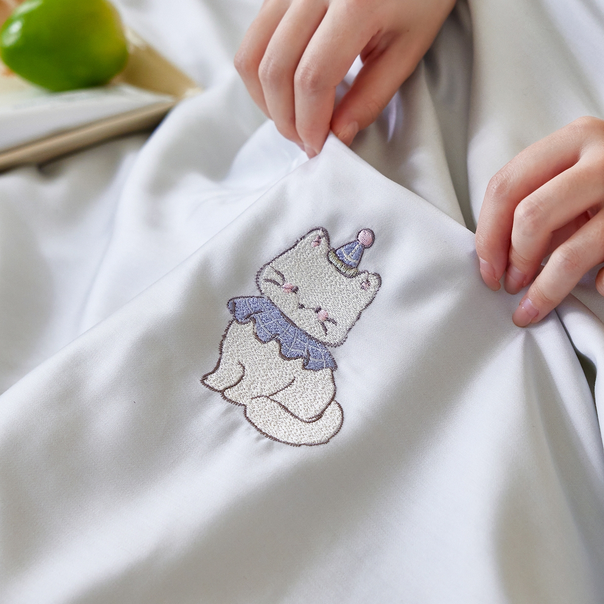 91家纺网 家纺一手货源 找家纺 沐珩家纺 2026新款莱赛尔天丝绣花夏被50天丝大豆棉夏被四件套-萌神系列 甜梦心愿