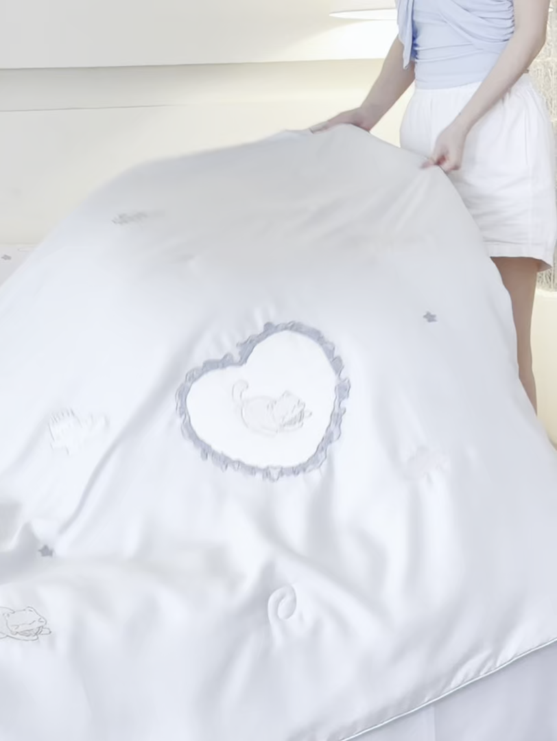 91家纺网 家纺一手货源 找家纺 沐珩家纺 2026新款莱赛尔天丝绣花夏被50天丝大豆棉夏被四件套-萌神系列 甜梦心愿