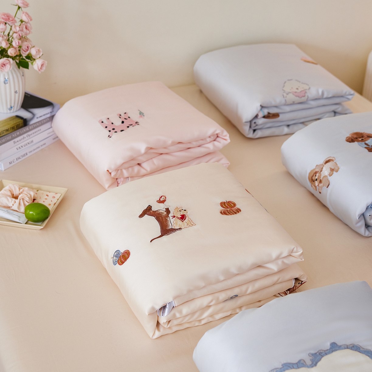 91家纺网 家纺一手货源 找家纺 沐珩家纺 2026新款莱赛尔天丝绣花夏被50天丝大豆棉夏被四件套-萌神系列 组合图