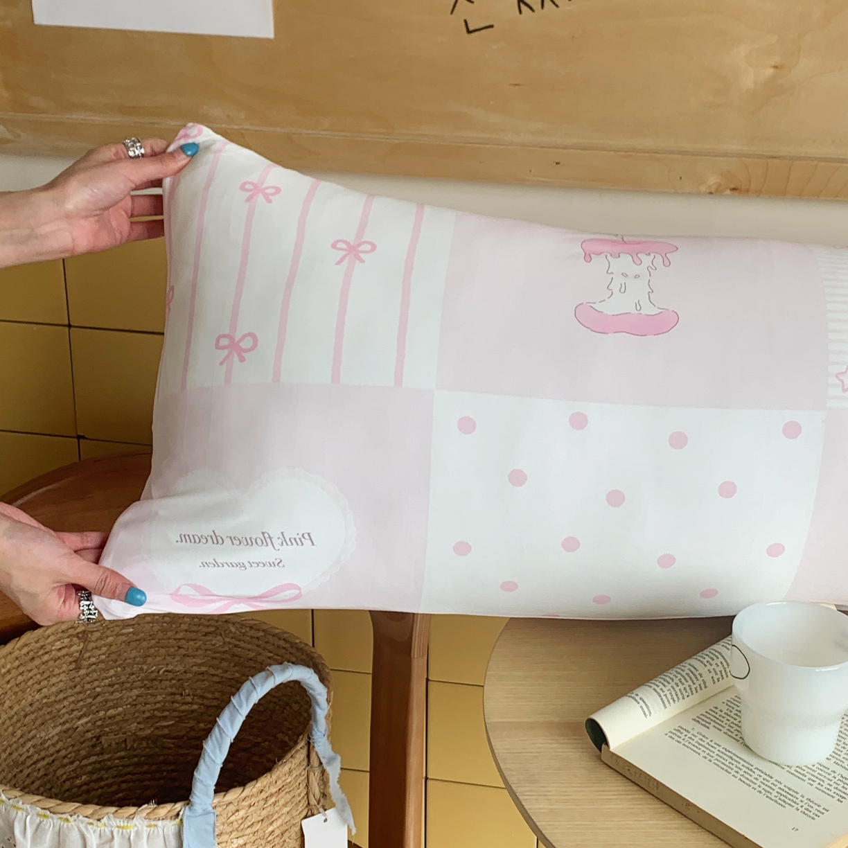 91家纺网 家纺一手货源 找家纺 桃喜 2026新款凉感多功能长抱枕 凉感抱枕-粉格苹果