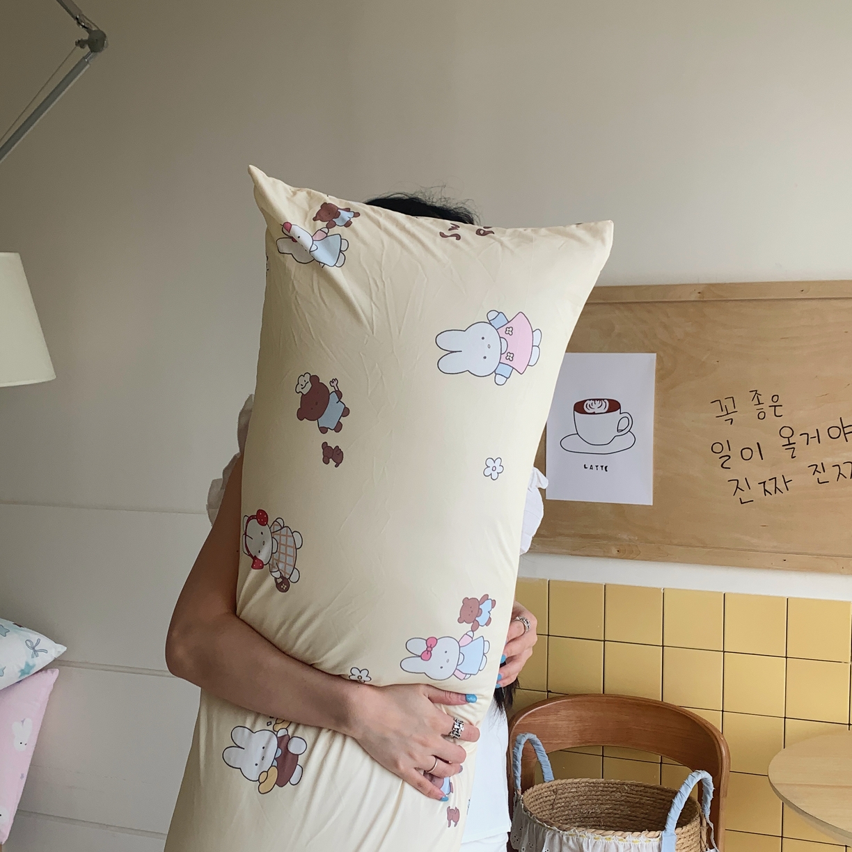 91家纺网 家纺一手货源 找家纺 桃喜 2026新款凉感多功能长抱枕 凉感抱枕-奶黄元气兔兔