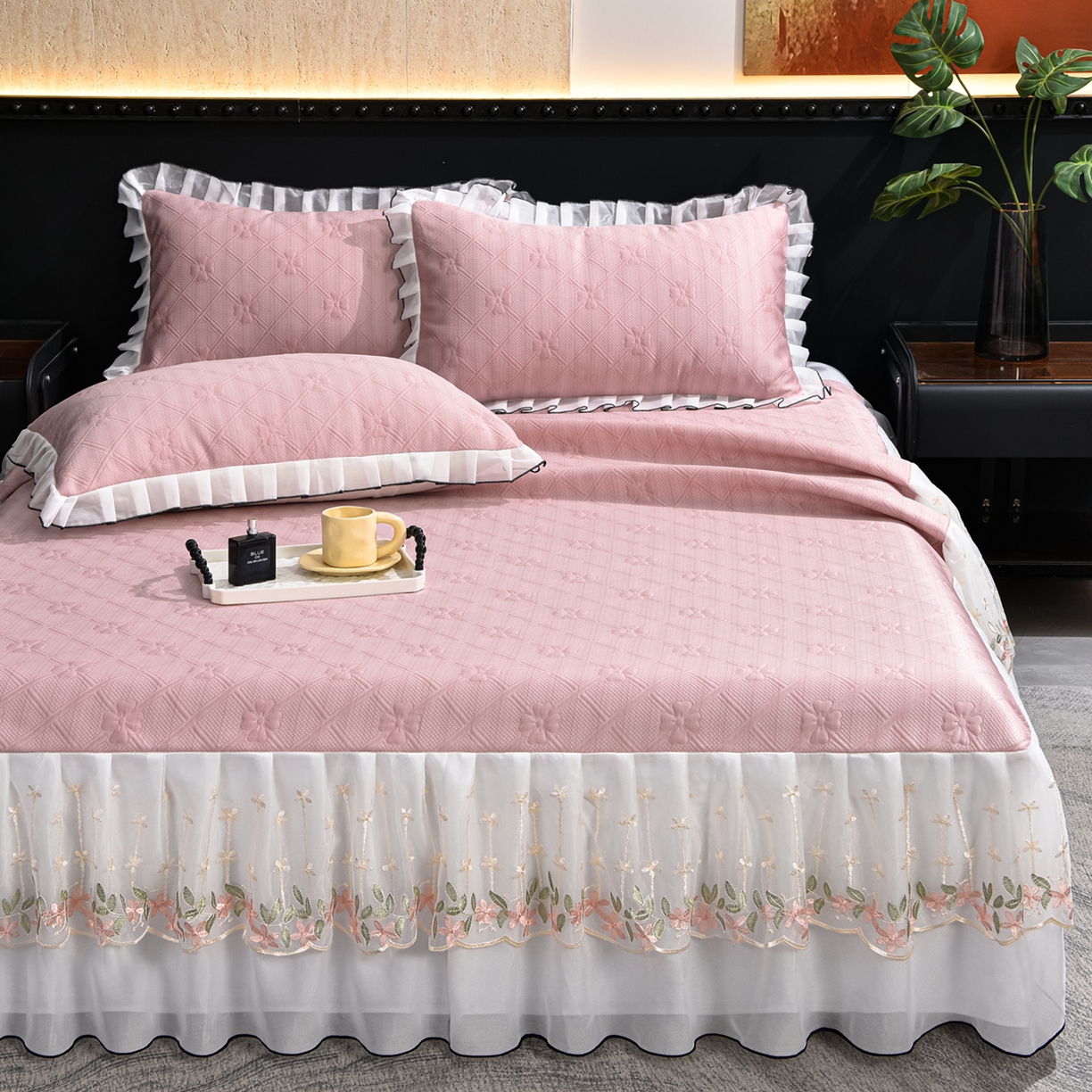 91家纺网 家纺一手货源 找家纺 赛丽雅 2026春夏新款420克A类PE聚乙烯提花冰豆豆凉感床裙款凉席三件套席子空调软席 兰朵-粉