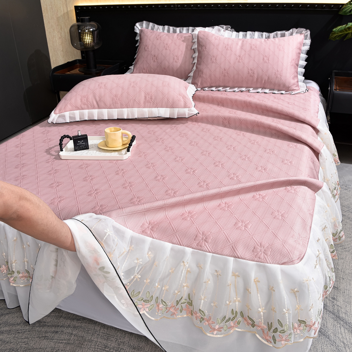 91家纺网 家纺一手货源 找家纺 赛丽雅 2026春夏新款420克A类PE聚乙烯提花冰豆豆凉感床裙款凉席三件套席子空调软席 兰朵-粉