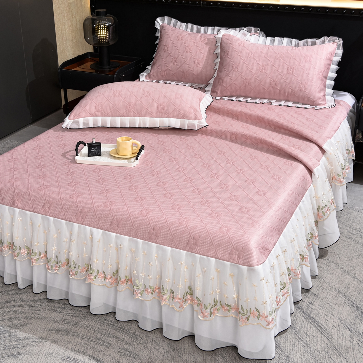 91家纺网 家纺一手货源 找家纺 赛丽雅 2026春夏新款420克A类PE聚乙烯提花冰豆豆凉感床裙款凉席三件套席子空调软席 兰朵-粉