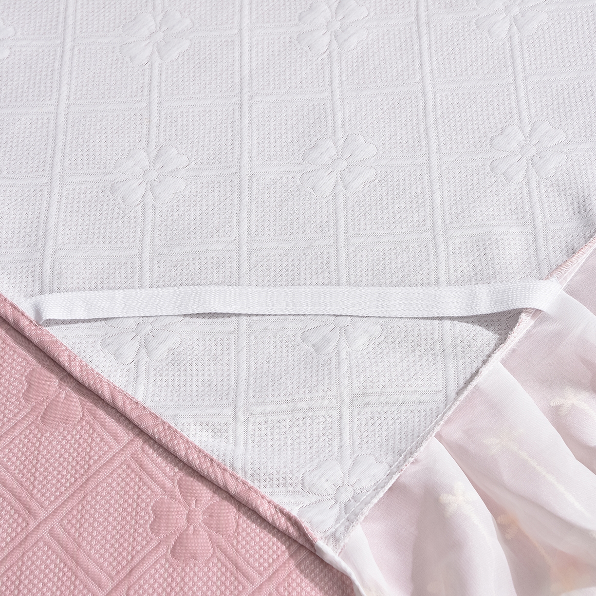 91家纺网 家纺一手货源 找家纺 赛丽雅 2026春夏新款420克A类PE聚乙烯提花冰豆豆凉感床裙款凉席三件套席子空调软席 兰朵-粉