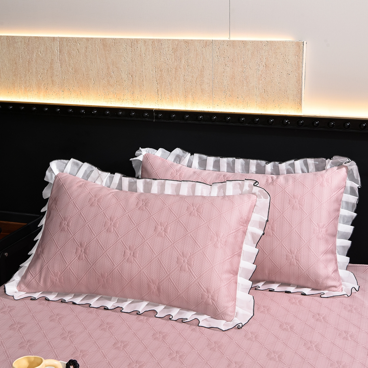 91家纺网 家纺一手货源 找家纺 赛丽雅 2026春夏新款420克A类PE聚乙烯提花冰豆豆凉感床裙款凉席三件套席子空调软席 兰朵-粉