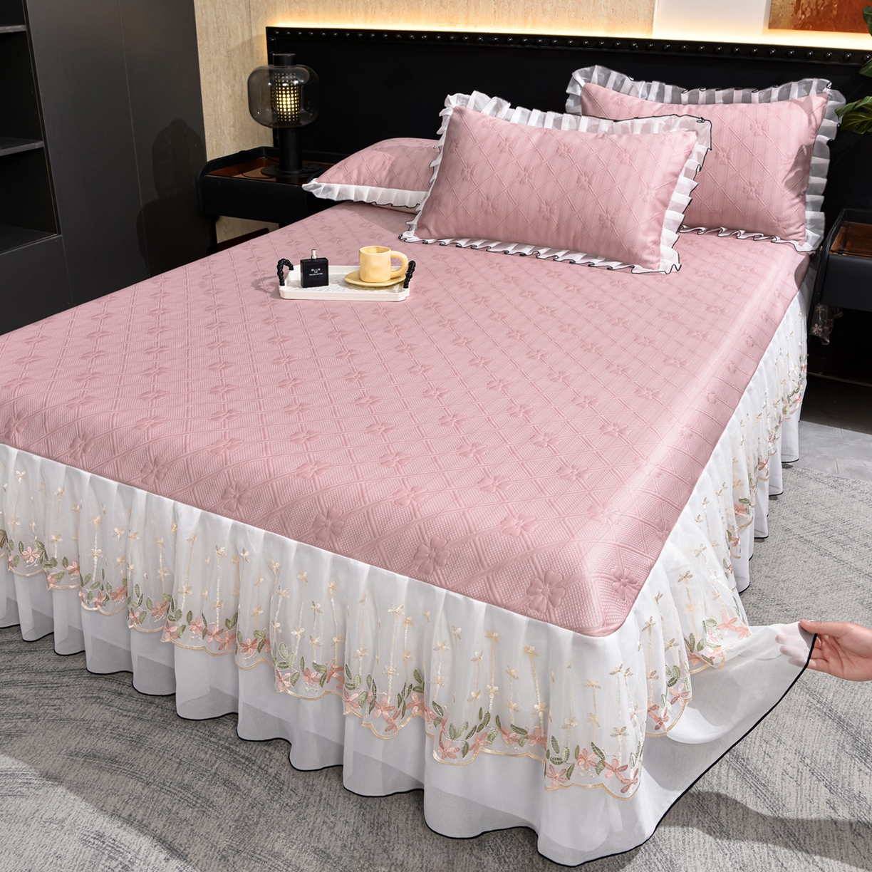 91家纺网 家纺一手货源 找家纺 赛丽雅 2026春夏新款420克A类PE聚乙烯提花冰豆豆凉感床裙款凉席三件套席子空调软席 兰朵-粉