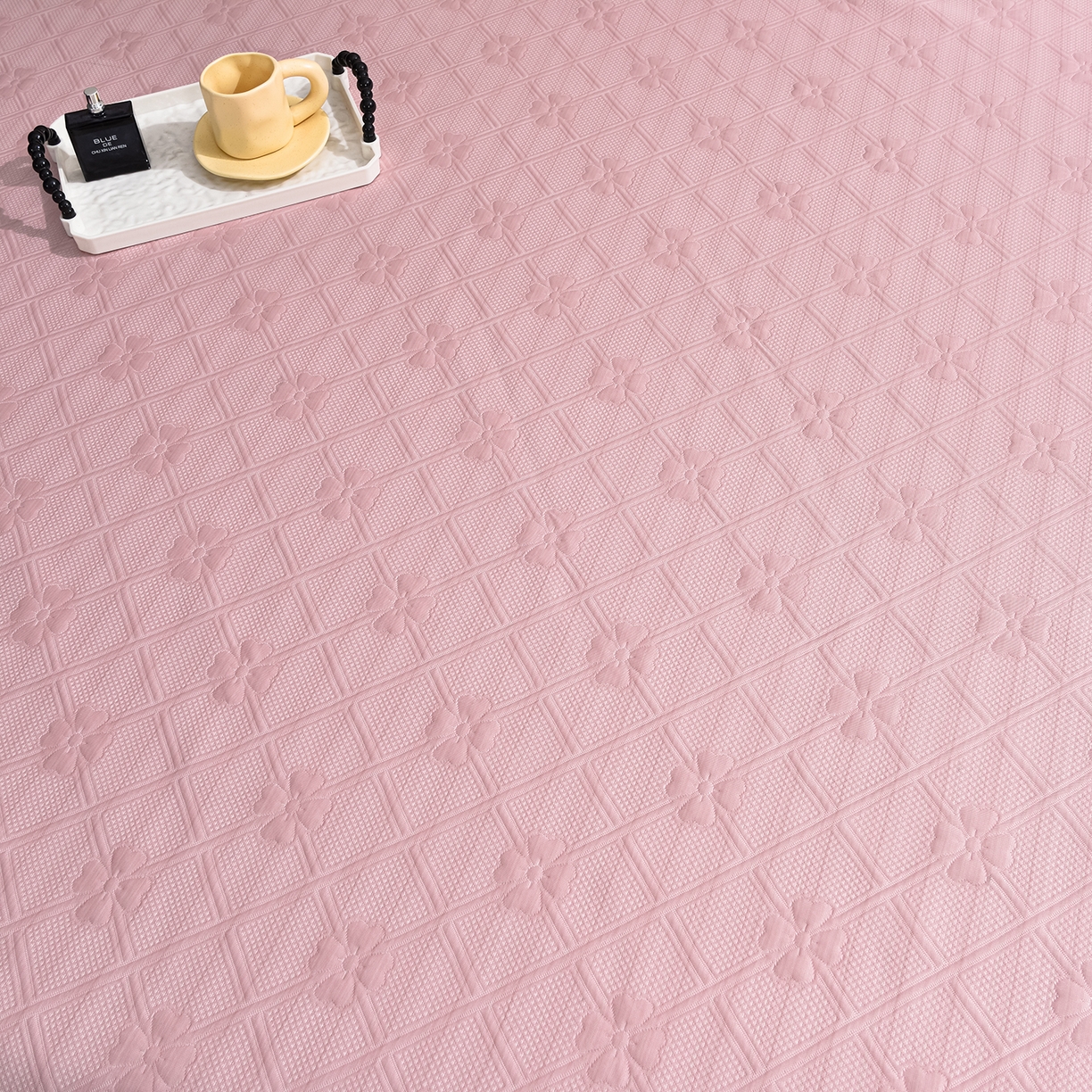 91家纺网 家纺一手货源 找家纺 赛丽雅 2026春夏新款420克A类PE聚乙烯提花冰豆豆凉感床裙款凉席三件套席子空调软席 兰朵-粉