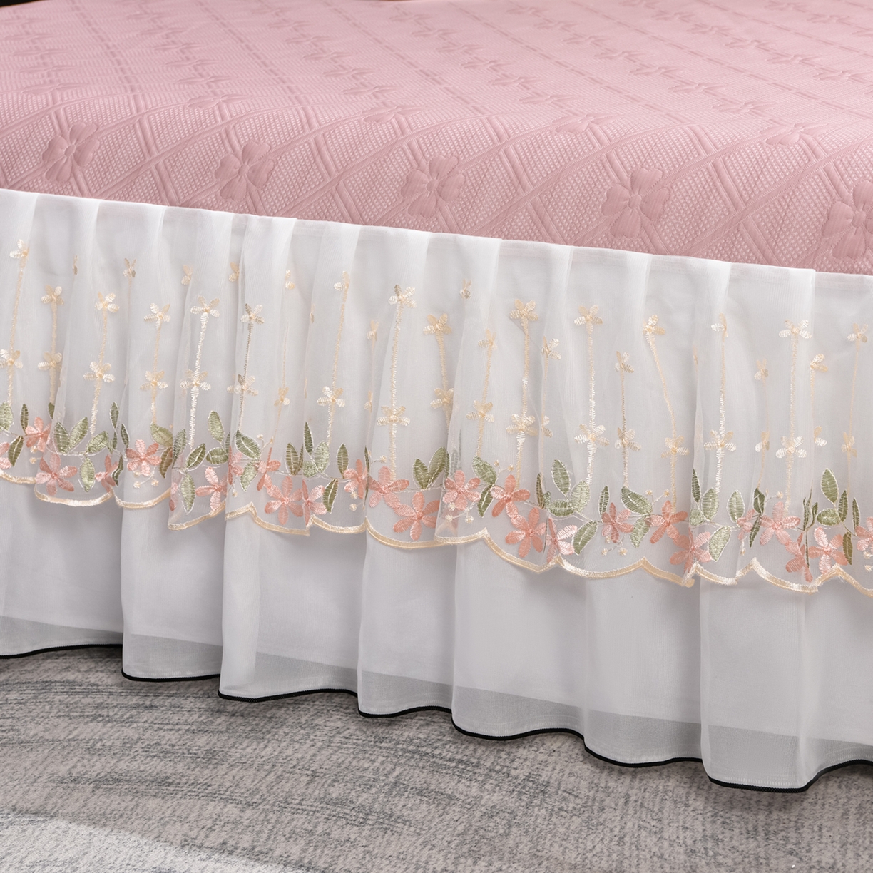 91家纺网 家纺一手货源 找家纺 赛丽雅 2026春夏新款420克A类PE聚乙烯提花冰豆豆凉感床裙款凉席三件套席子空调软席 兰朵-粉