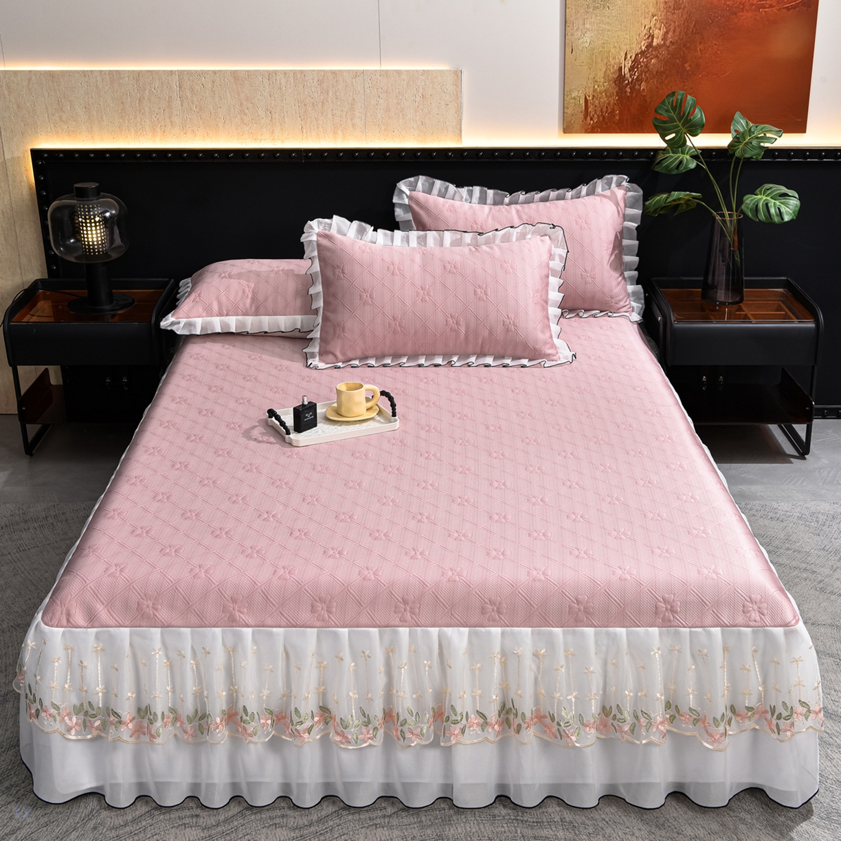 91家纺网 家纺一手货源 找家纺 赛丽雅 2026春夏新款420克A类PE聚乙烯提花冰豆豆凉感床裙款凉席三件套席子空调软席 兰朵-粉