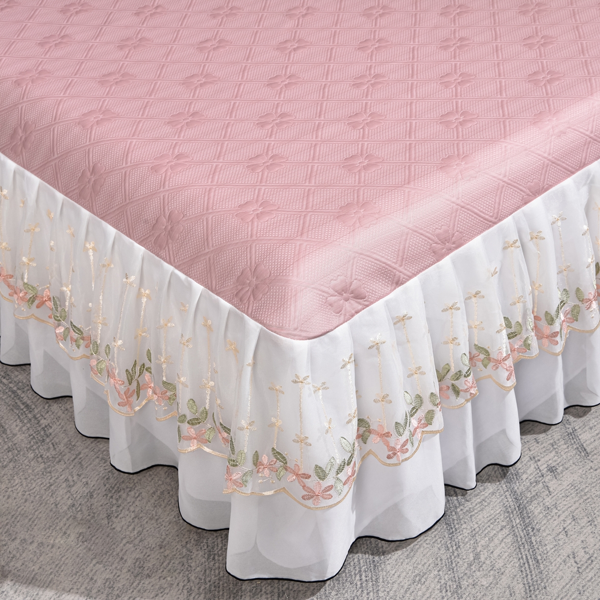 91家纺网 家纺一手货源 找家纺 赛丽雅 2026春夏新款420克A类PE聚乙烯提花冰豆豆凉感床裙款凉席三件套席子空调软席 兰朵-粉