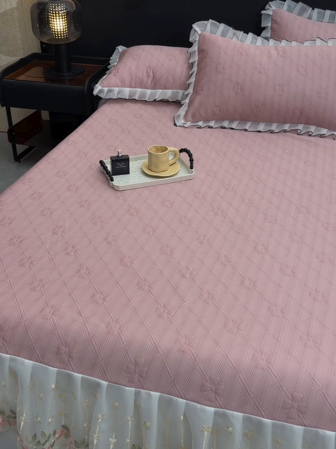 91家纺网 家纺一手货源 找家纺 赛丽雅 2026春夏新款420克A类PE聚乙烯提花冰豆豆凉感床裙款凉席三件套席子空调软席 兰朵-粉