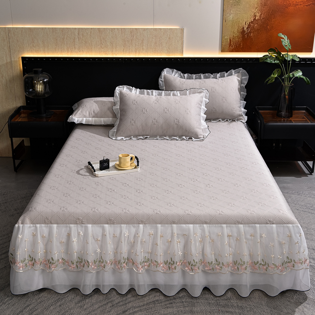 91家纺网 家纺一手货源 找家纺 赛丽雅 2026春夏新款420克A类PE聚乙烯提花冰豆豆凉感床裙款凉席三件套席子空调软席 兰朵-灰