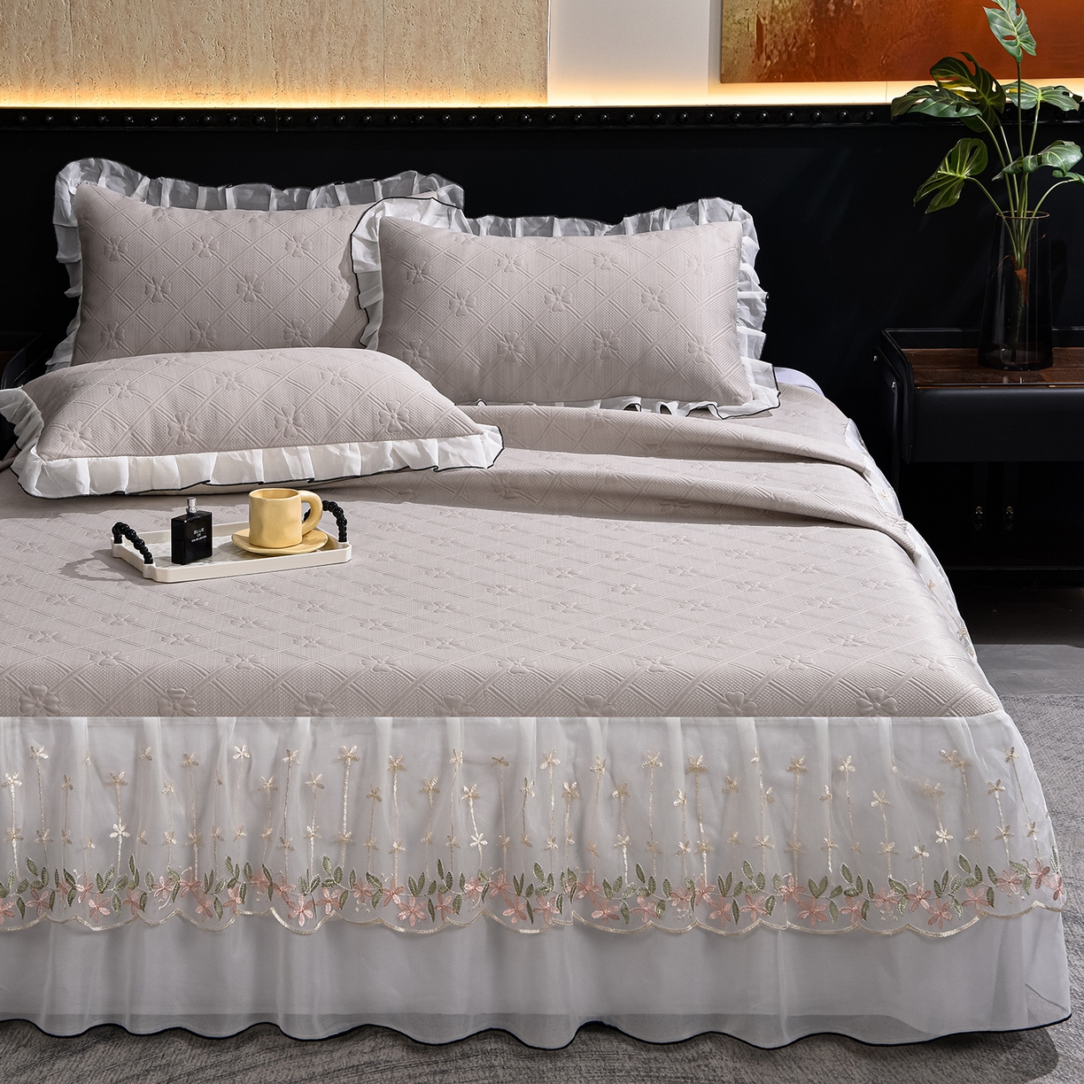 91家纺网 家纺一手货源 找家纺 赛丽雅 2026春夏新款420克A类PE聚乙烯提花冰豆豆凉感床裙款凉席三件套席子空调软席 兰朵-灰