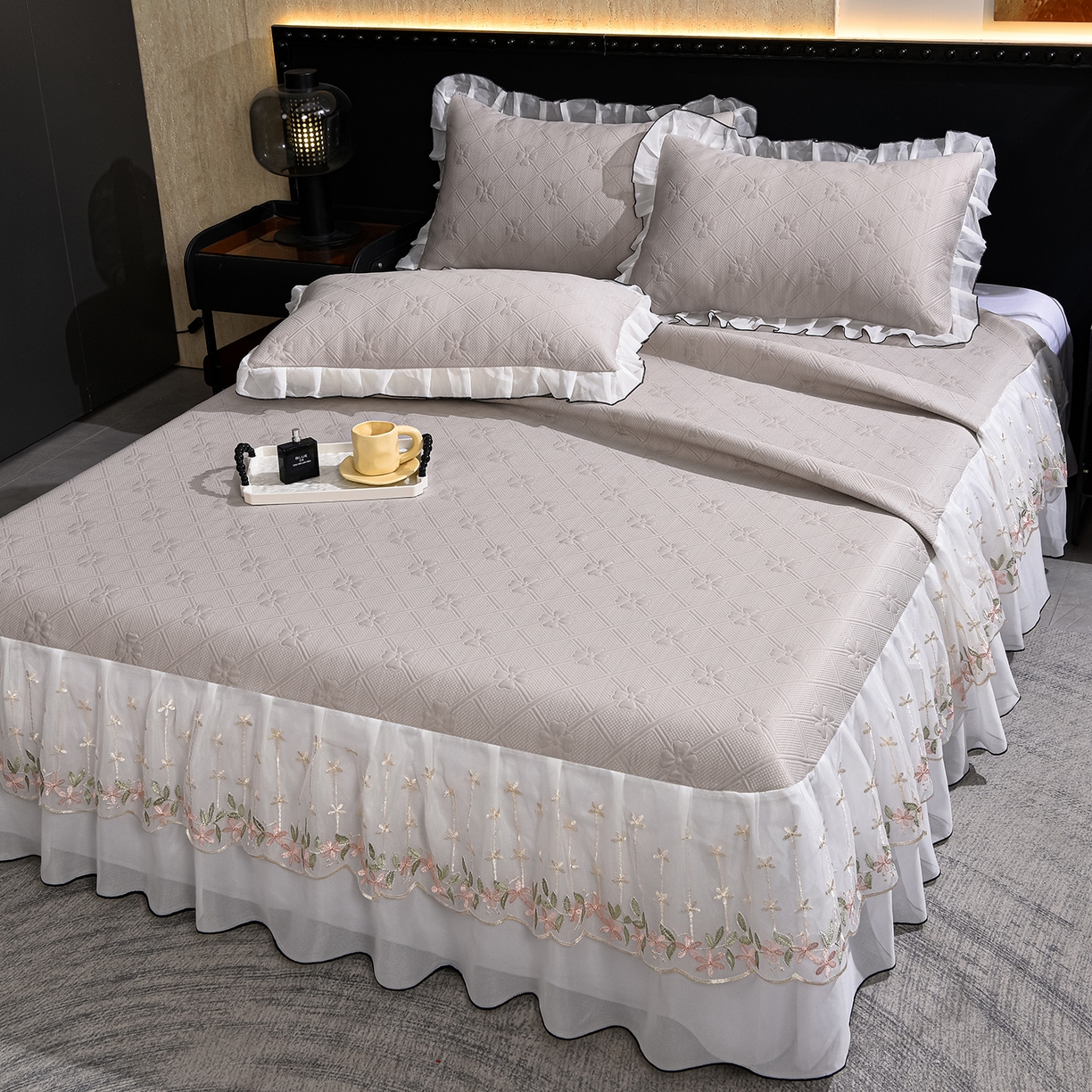 91家纺网 家纺一手货源 找家纺 赛丽雅 2026春夏新款420克A类PE聚乙烯提花冰豆豆凉感床裙款凉席三件套席子空调软席 兰朵-灰