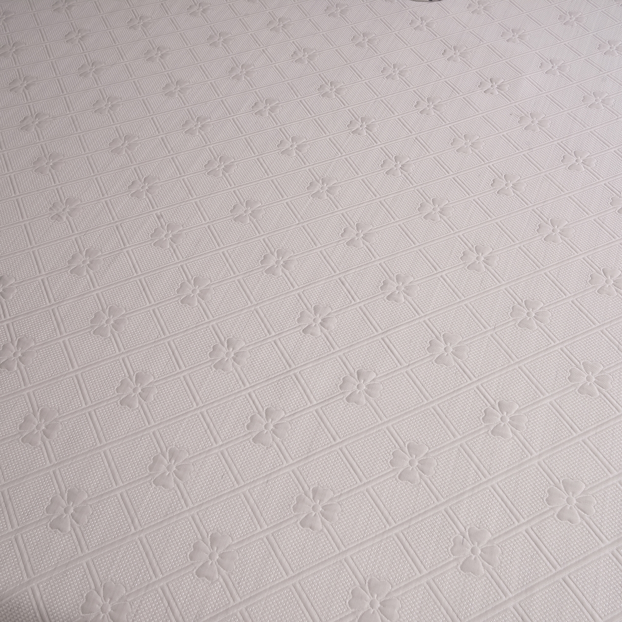 91家纺网 家纺一手货源 找家纺 赛丽雅 2026春夏新款420克A类PE聚乙烯提花冰豆豆凉感床裙款凉席三件套席子空调软席 兰朵-灰