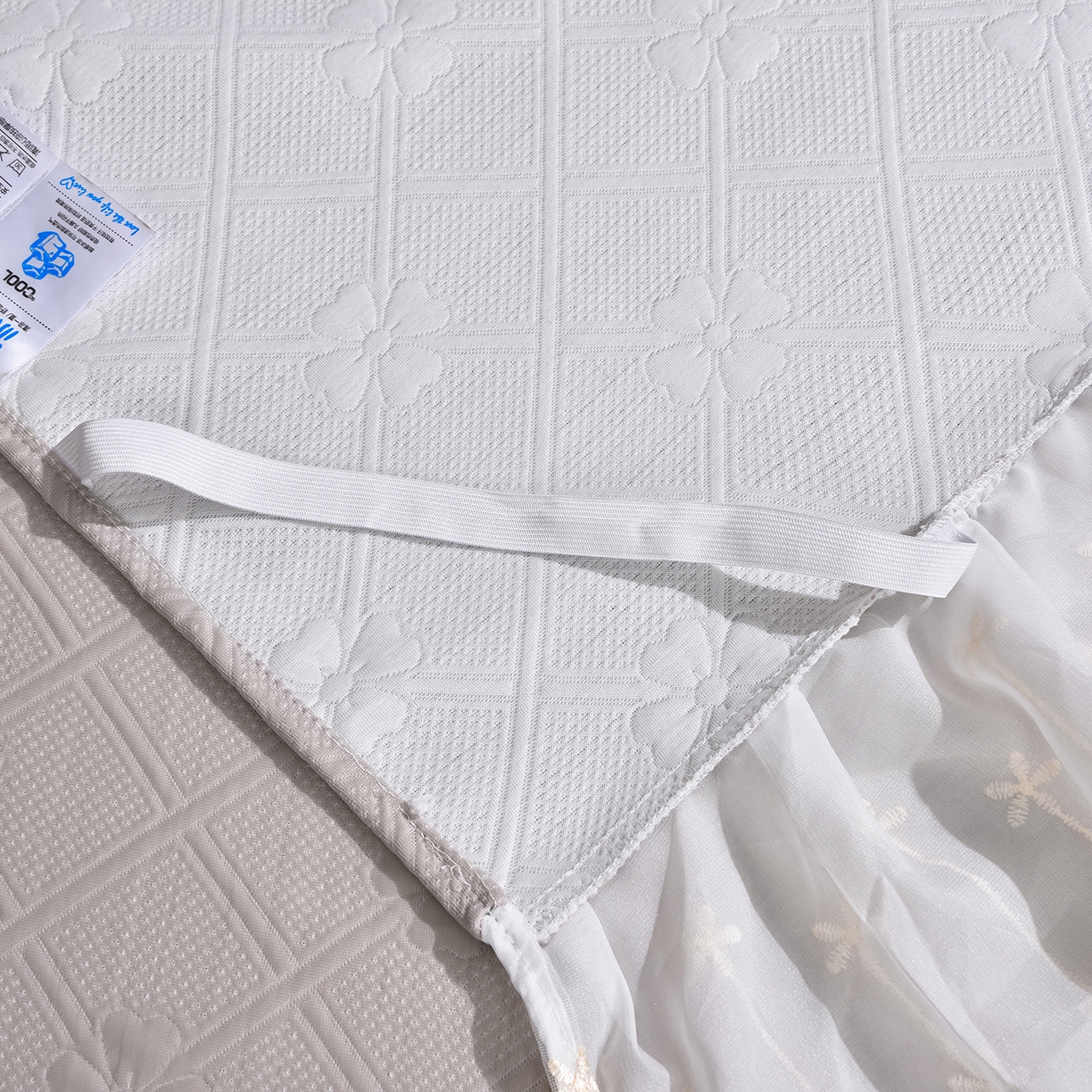 91家纺网 家纺一手货源 找家纺 赛丽雅 2026春夏新款420克A类PE聚乙烯提花冰豆豆凉感床裙款凉席三件套席子空调软席 兰朵-灰