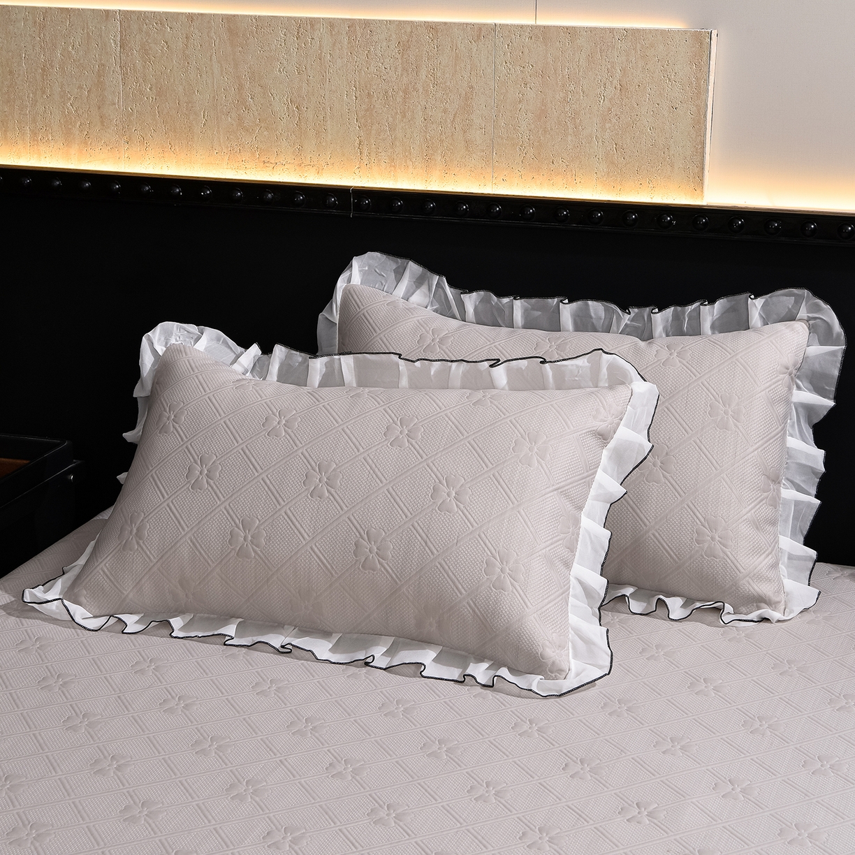 91家纺网 家纺一手货源 找家纺 赛丽雅 2026春夏新款420克A类PE聚乙烯提花冰豆豆凉感床裙款凉席三件套席子空调软席 兰朵-灰