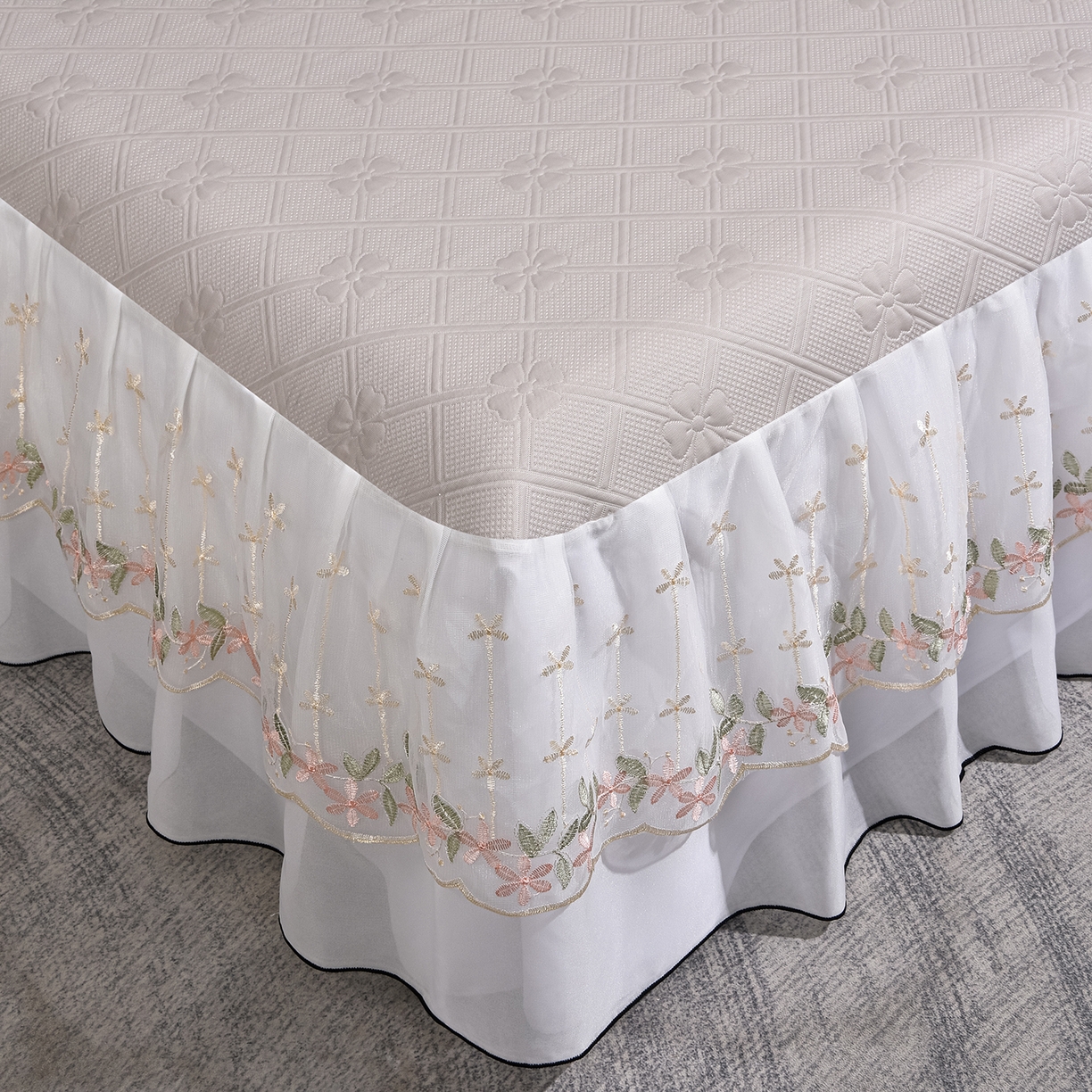 91家纺网 家纺一手货源 找家纺 赛丽雅 2026春夏新款420克A类PE聚乙烯提花冰豆豆凉感床裙款凉席三件套席子空调软席 兰朵-灰