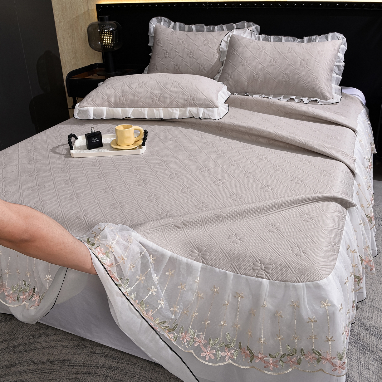 91家纺网 家纺一手货源 找家纺 赛丽雅 2026春夏新款420克A类PE聚乙烯提花冰豆豆凉感床裙款凉席三件套席子空调软席 兰朵-灰