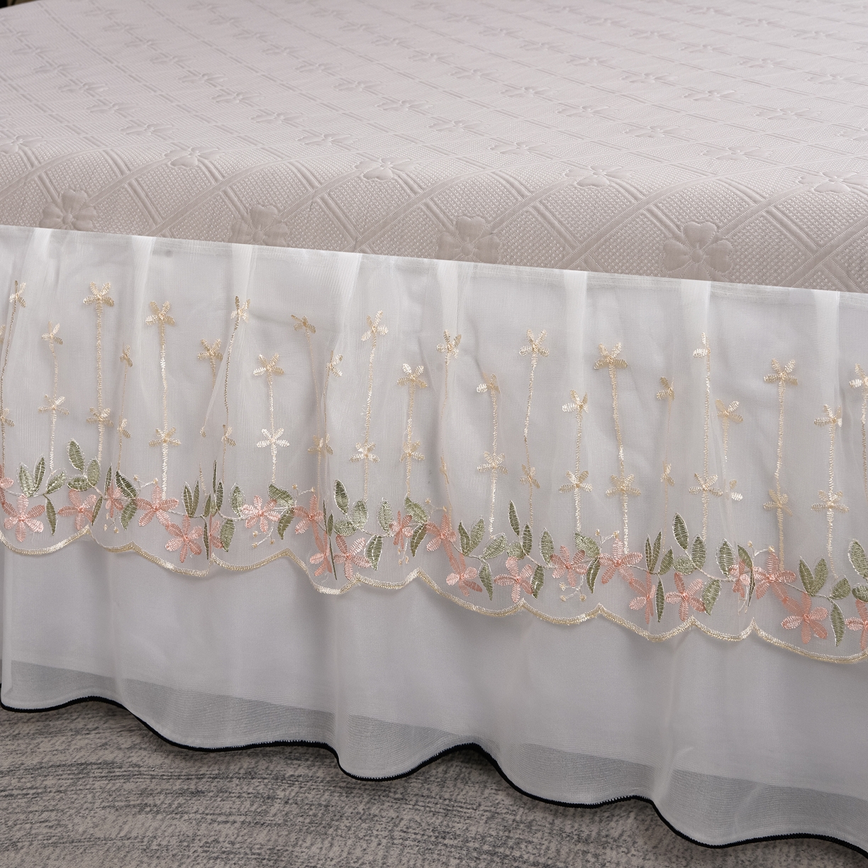 91家纺网 家纺一手货源 找家纺 赛丽雅 2026春夏新款420克A类PE聚乙烯提花冰豆豆凉感床裙款凉席三件套席子空调软席 兰朵-灰