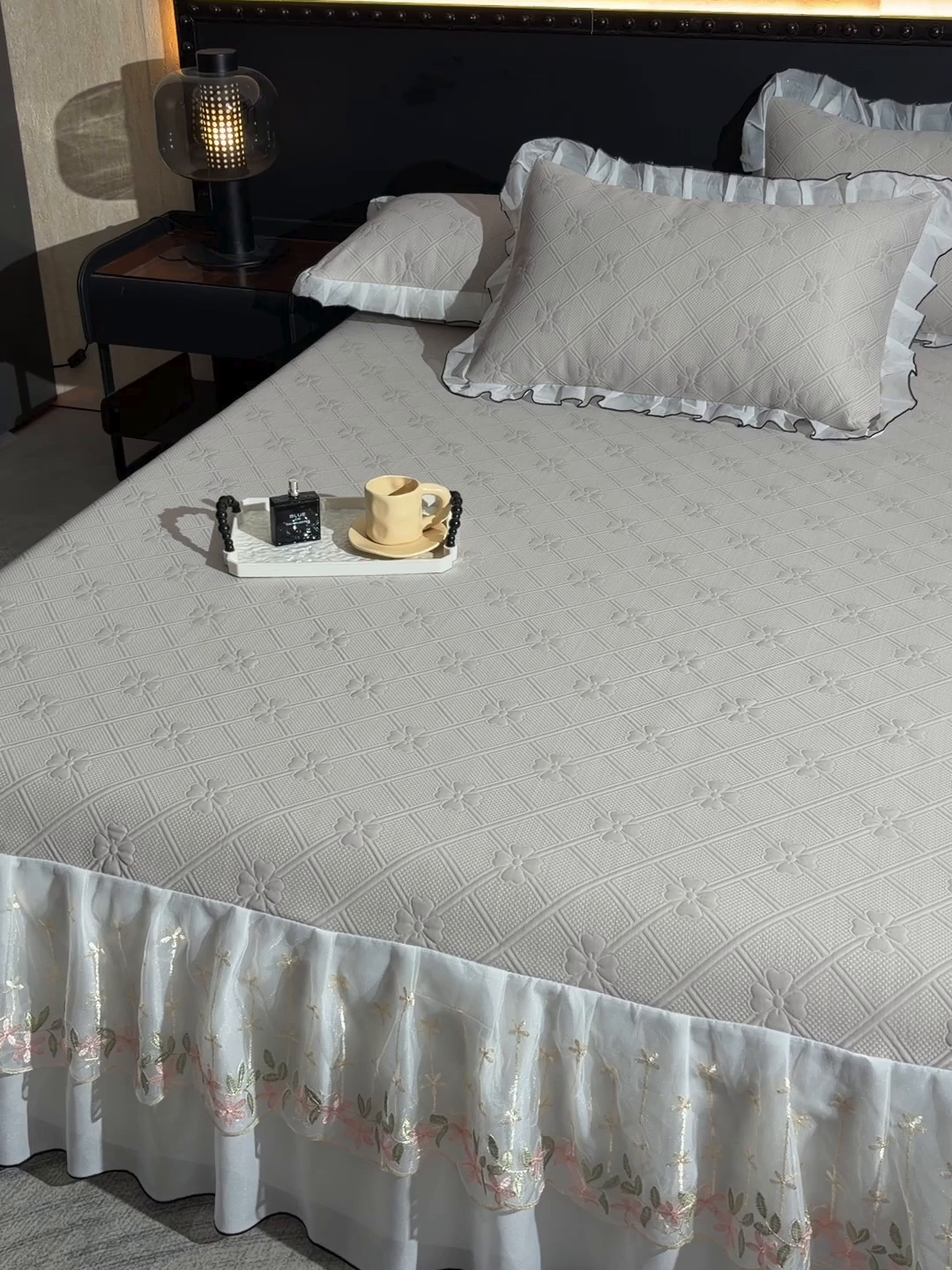 91家纺网 家纺一手货源 找家纺 赛丽雅 2026春夏新款420克A类PE聚乙烯提花冰豆豆凉感床裙款凉席三件套席子空调软席 兰朵-灰