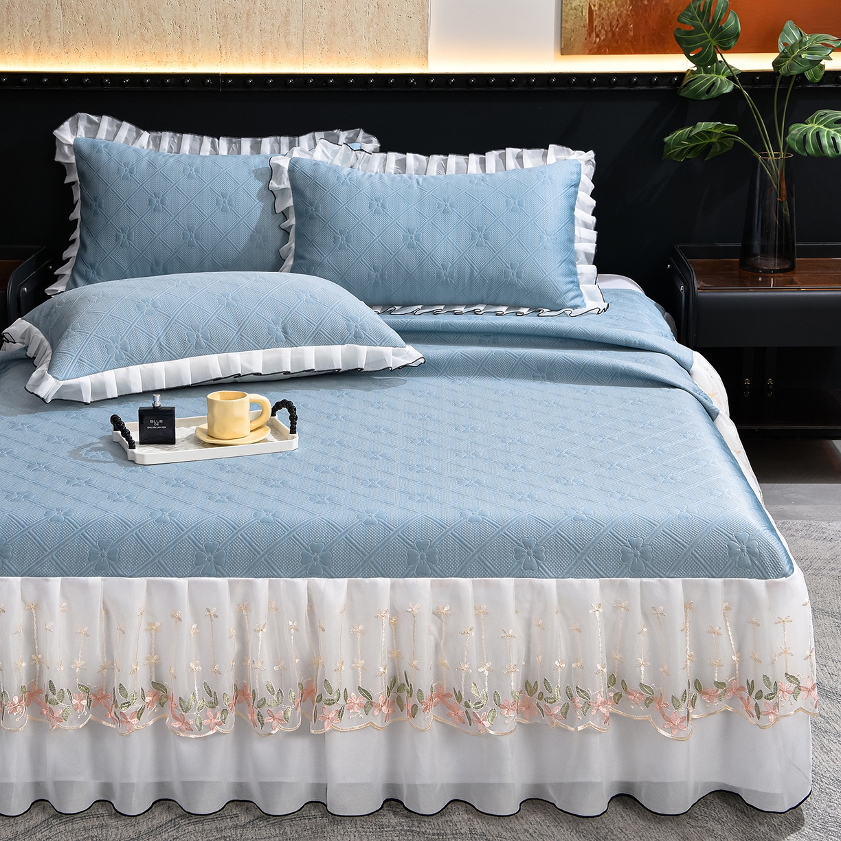 91家纺网 家纺一手货源 找家纺 赛丽雅 2026春夏新款420克A类PE聚乙烯提花冰豆豆凉感床裙款凉席三件套席子空调软席 兰朵-蓝