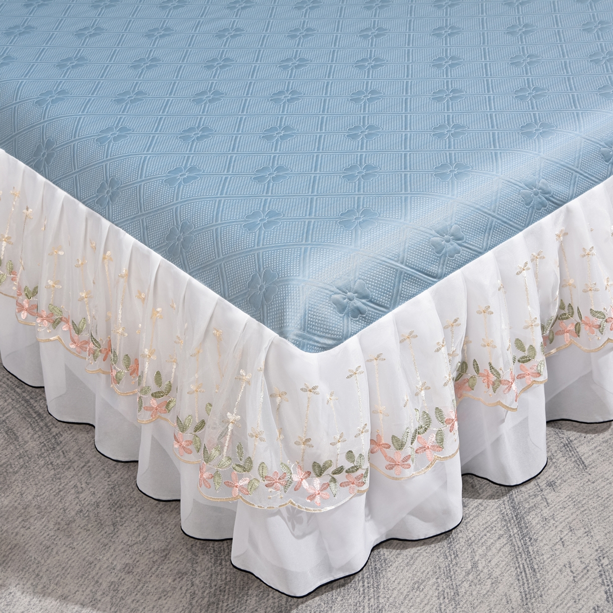 91家纺网 家纺一手货源 找家纺 赛丽雅 2026春夏新款420克A类PE聚乙烯提花冰豆豆凉感床裙款凉席三件套席子空调软席 兰朵-蓝