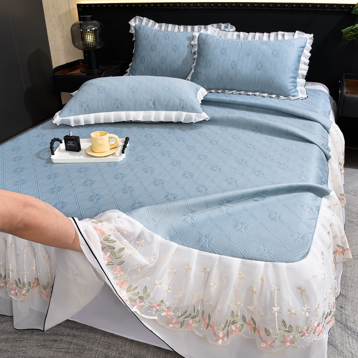 91家纺网 家纺一手货源 找家纺 赛丽雅 2026春夏新款420克A类PE聚乙烯提花冰豆豆凉感床裙款凉席三件套席子空调软席 兰朵-蓝