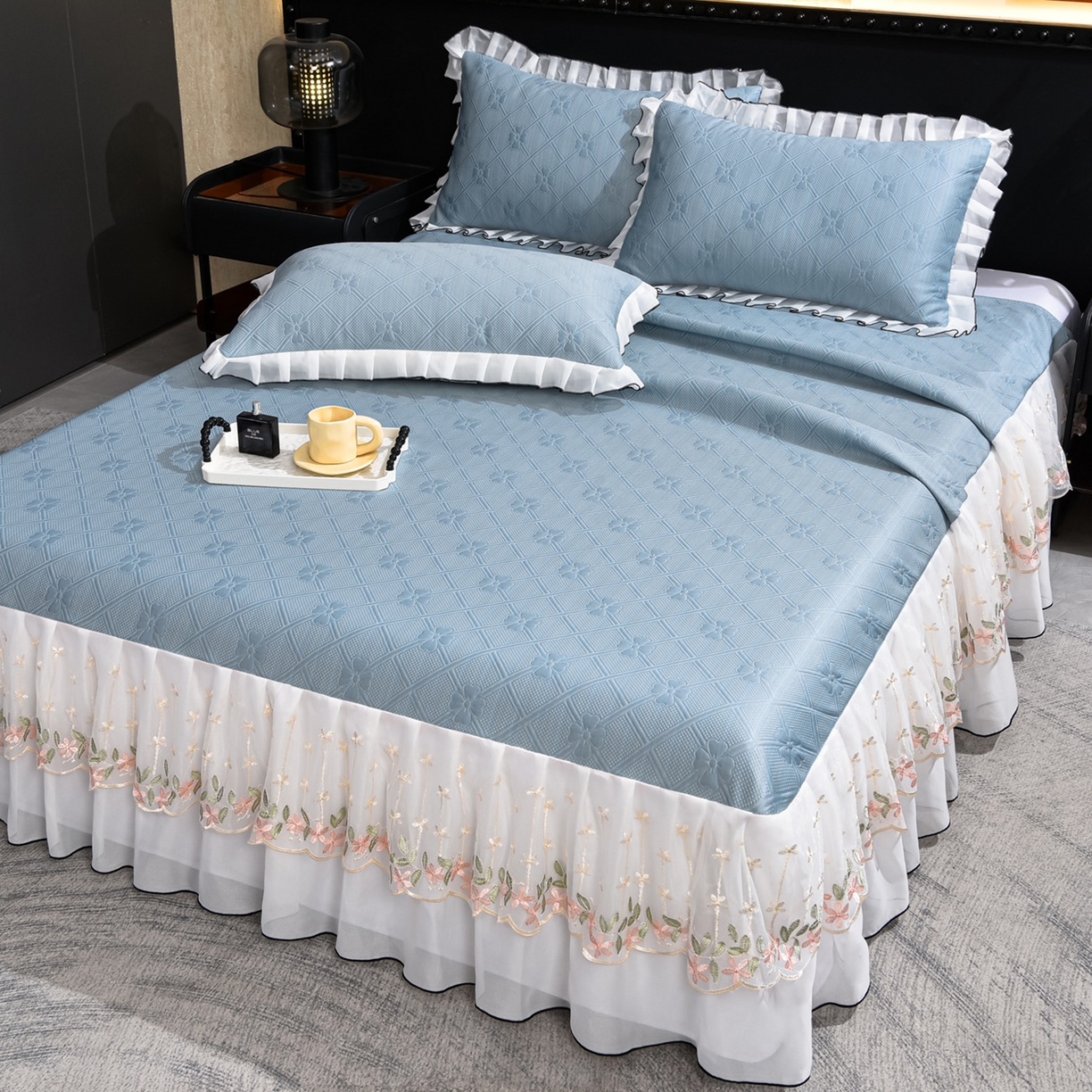 91家纺网 家纺一手货源 找家纺 赛丽雅 2026春夏新款420克A类PE聚乙烯提花冰豆豆凉感床裙款凉席三件套席子空调软席 兰朵-蓝