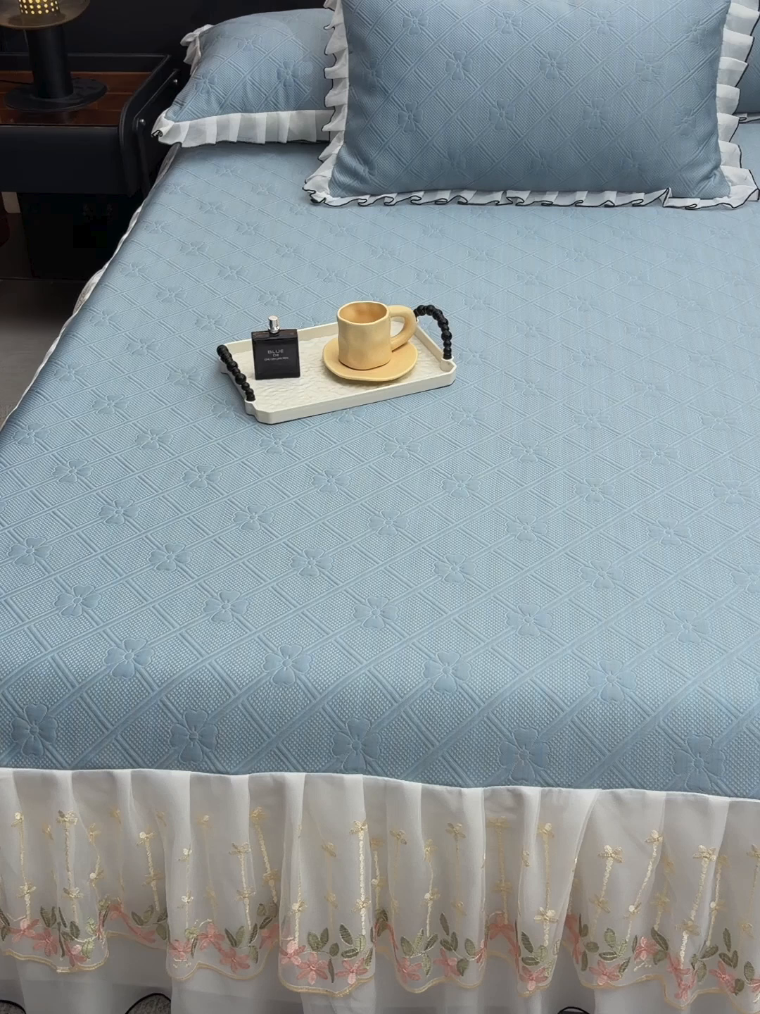 91家纺网 家纺一手货源 找家纺 赛丽雅 2026春夏新款420克A类PE聚乙烯提花冰豆豆凉感床裙款凉席三件套席子空调软席 兰朵-蓝