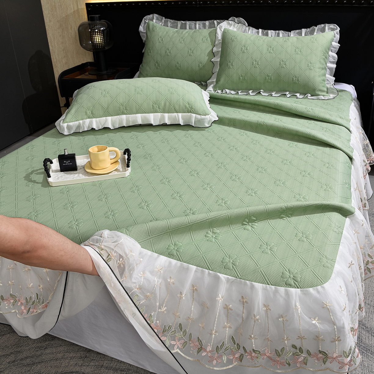 91家纺网 家纺一手货源 找家纺 赛丽雅 2026春夏新款420克A类PE聚乙烯提花冰豆豆凉感床裙款凉席三件套席子空调软席 兰朵-绿