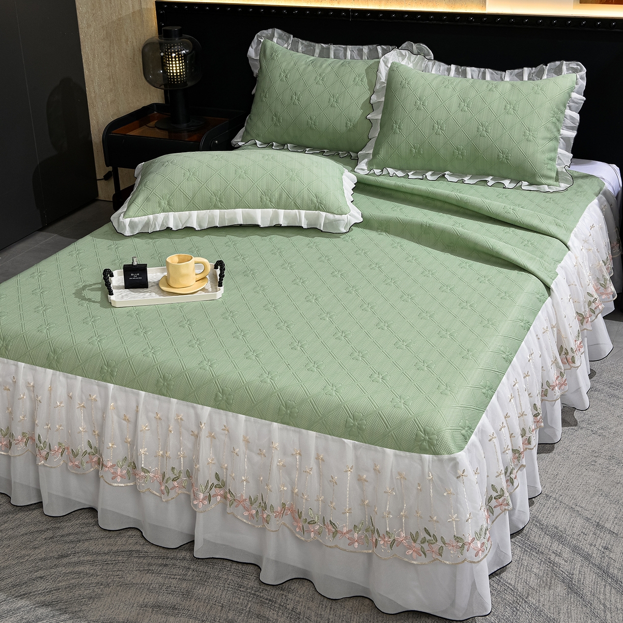 91家纺网 家纺一手货源 找家纺 赛丽雅 2026春夏新款420克A类PE聚乙烯提花冰豆豆凉感床裙款凉席三件套席子空调软席 兰朵-绿