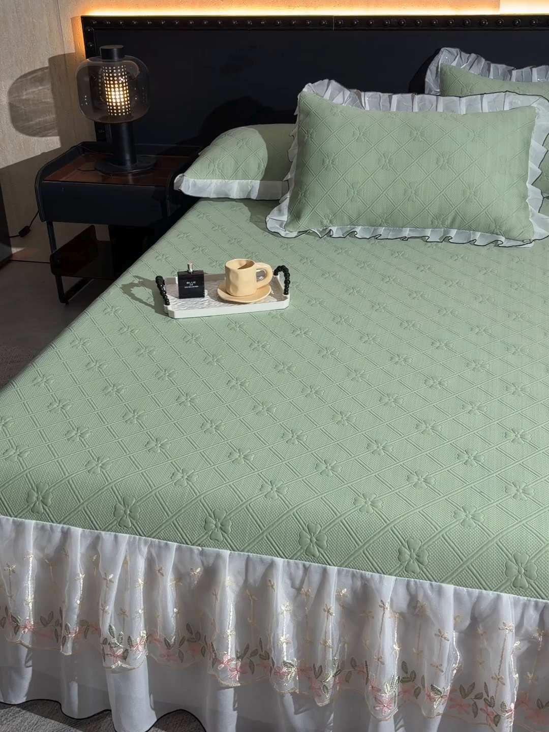 91家纺网 家纺一手货源 找家纺 赛丽雅 2026春夏新款420克A类PE聚乙烯提花冰豆豆凉感床裙款凉席三件套席子空调软席 兰朵-绿