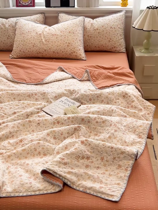 91家纺网 家纺一手货源 找家纺 一比一家纺 2026春夏新款三角针泡芙纱夏被夏凉被空调被四件套 三角针夏被-花间赋