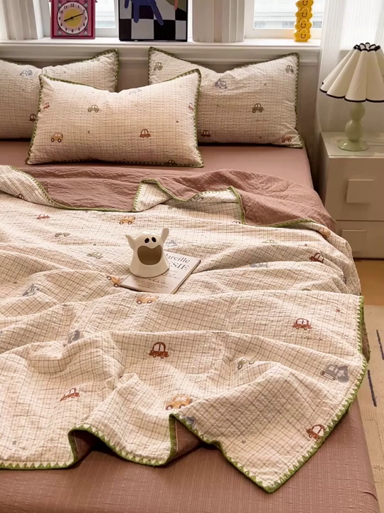 91家纺网 家纺一手货源 找家纺 一比一家纺 2026春夏新款三角针泡芙纱夏被夏凉被空调被四件套 三角针夏被-小汽车