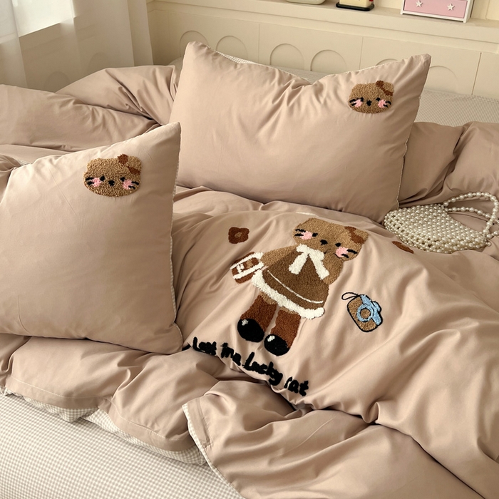 91家纺网 家纺一手货源 找家纺 鑫佳居 2026新款古法水洗云感棉毛巾绣四件套 奶茶KT猫