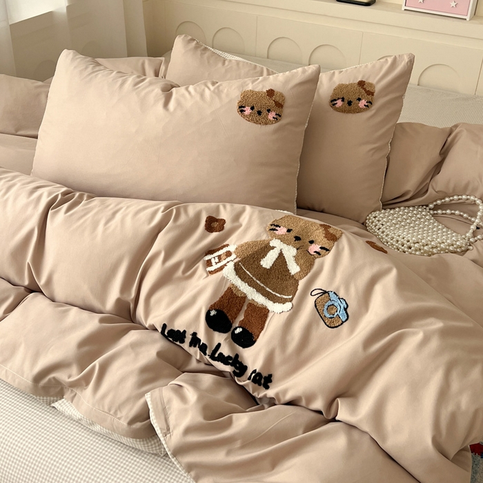 91家纺网 家纺一手货源 找家纺 鑫佳居 2026新款古法水洗云感棉毛巾绣四件套 奶茶KT猫