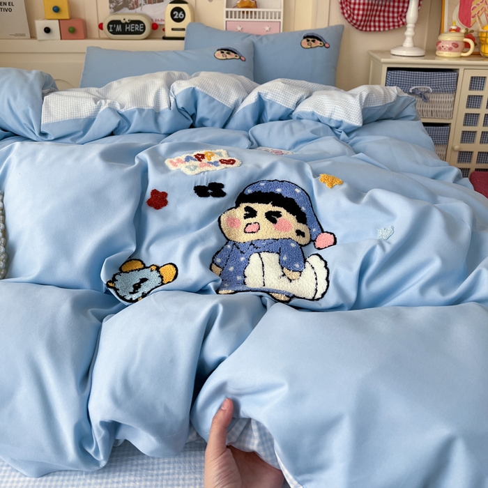 91家纺网 家纺一手货源 找家纺 鑫佳居 2026新款古法水洗云感棉毛巾绣四件套 蓝格与胖星