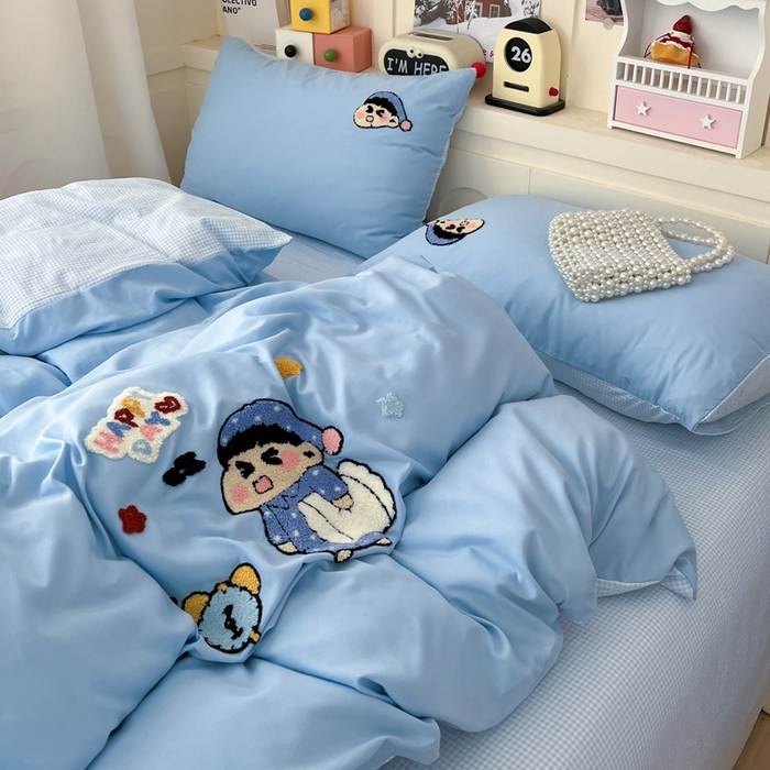 91家纺网 家纺一手货源 找家纺 鑫佳居 2026新款古法水洗云感棉毛巾绣四件套 蓝格与胖星