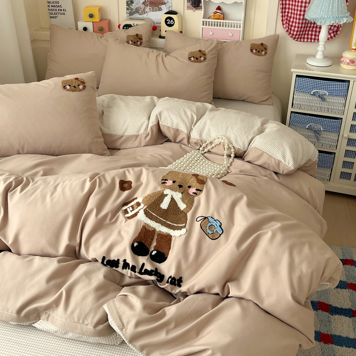 91家纺网 家纺一手货源 找家纺 鑫佳居 2026新款古法水洗云感棉毛巾绣四件套 奶茶KT猫