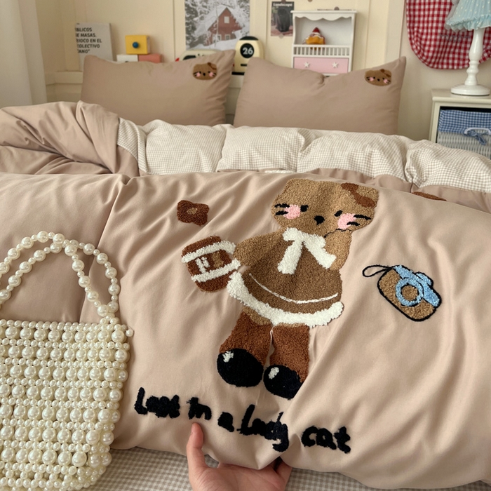 91家纺网 家纺一手货源 找家纺 鑫佳居 2026新款古法水洗云感棉毛巾绣四件套 奶茶KT猫