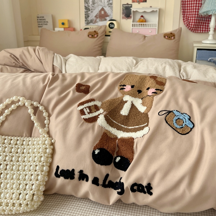 91家纺网 家纺一手货源 找家纺 鑫佳居 2026新款古法水洗云感棉毛巾绣四件套 奶茶KT猫