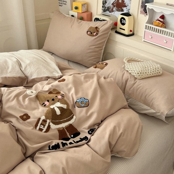 91家纺网 家纺一手货源 找家纺 鑫佳居 2026新款古法水洗云感棉毛巾绣四件套 奶茶KT猫