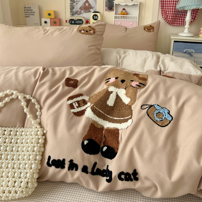 91家纺网 家纺一手货源 找家纺 鑫佳居 2026新款古法水洗云感棉毛巾绣四件套 奶茶KT猫